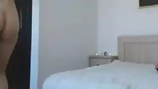 عاهرة المكتب تركع لتلقي حفلة وجه بالقذف في الحلق