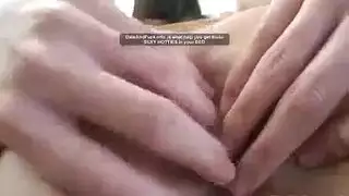 حراك سحاقي مثير: تلامس عميق وهدير هزات الجماع في غرفة المعيشة