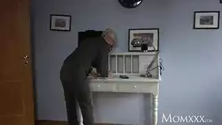 طالبة مراهقة تأخذ عدة أعضاء ذكورية في مكتب المعلم خدعة جليسة الأطفال تتحول إلى إباحية