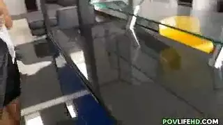 فتاة تغري الرجل للدخول معها بعلاقة