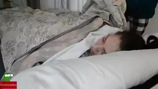 نايم علي اخته وهي تعبانه