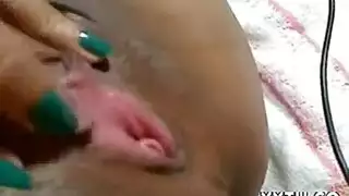 عزبوية صريحة: مداعبة شرجية ومص الأصابع حتى النشوة