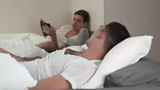 مص قضيب لرجل مستقيم في وضعية راعية البقر العكسية