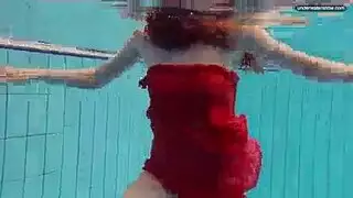 دعوة غرفة النوم تتحول إلى خيال ثلاثي سحاقي