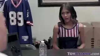 يعلم المعلم الآسيوي طلابها غريب العديد من الدروس المهمة، مع جعل الحب معه