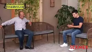 زوج ديوث يصور زوجته وهي تأخذ قضيبًا أسود من ابن عمه البرازيلي