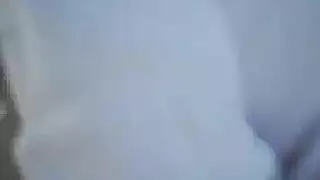 الملابس الداخلية الخضراء تُخلع بينما تصبح عارية تمامًا على الحائط