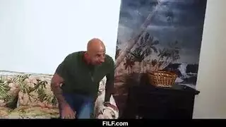 بنت ومرات ابوها على السرير