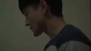 رجل يتجسس على امه وهي في غرفة تغييرالملابس