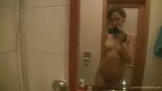 شابة سمراء ساخنة بشعر أشقر تحصل على جماع جماعي أمام المدفأة مع قذف داخلي