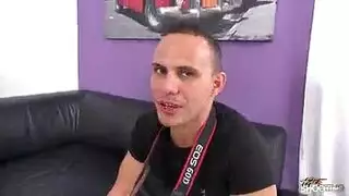 برونيتية ممتلئة الجسم أليسيا تحصل على علاقة جنسية جماعية جامعية صريحة