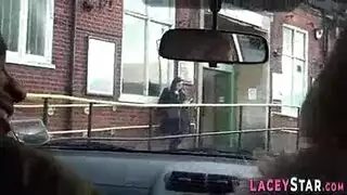 شقراء ناضجة مفلسة في بيكيني ثونغ تجعل فرجها يقطر من أجل أفلام إكس إكس إكس