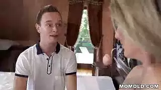 كوجر محتاجة تحول مهنتها إلى جلسة جماعية