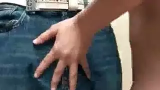 حلوة شعرها بني تئن بصوت عال في نيك جماعي ذو طابع تمثيلي