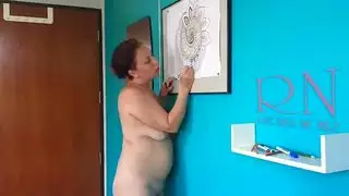 ورشة فنية شهوانية: فتيات هنديات عاريات يتم رسمهن