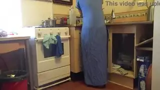 زوجة الأب وزوجة الابن بالتبني قضيب اصطناعي مزدوج في المطبخ إكس إكس إكس