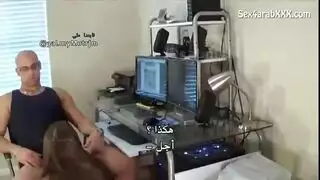 ام تدخل على ابنها وهو يشاهد افلام
