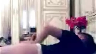 مشهد صريح: خادمة شقية تركب الزب حتى القذف داخلها