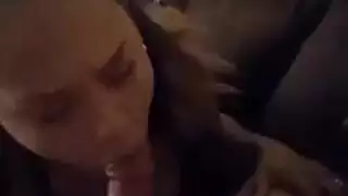 ربة منزل بقميص أصفر تخلع ملابسها وتداعب بظرها حتى تصل للرعشة