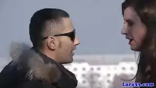 جماع جماعي على شاطئ البحر: وفرة من الأثداء تحت الشمس