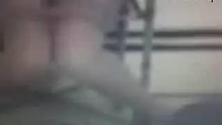 فتحات مراهقات ضيقة مليئة بالسائل المنوي