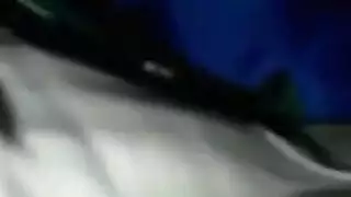 انتصاب في رحلة الحافلة: أمارس العادة السرية بينما تحدق في عضوي