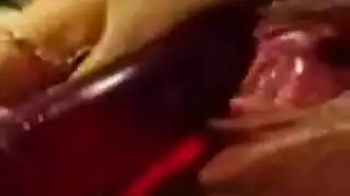 فتاة ذهبية تركب قضيبًا صلبًا كبيرًا حتى تبلغ