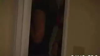 أم رائعة المظهر في ثوب أسود تحب ممارسة الجنس الحر مع جارها الوسيم لابنها