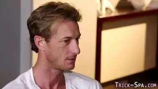 عشيق شهواني يلتهم فرج مراهقة محلوق وساقيها في الهواء