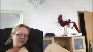 شقراء ناضجة تمتلئ فتحاتها من قبل عامل الحديقة