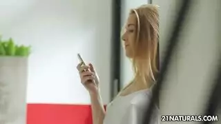 أليكسيس كريستال وأنجيلا هارت في ثلاثي جامح مع محاميهما الجديد