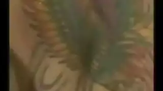 مراهقة آسيوية ذات وشوم تعرض مهبلها الوردي الطازج