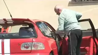 فتاة صغيرة تركب قضيب الجد السميك بقوة