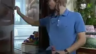 أم روسية مغرية تمارس جنسًا صارمًا مع شاب وسيم على الكاميرا