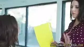 أنجيلا وايت تلعس فرج رئيستها في خيال ثنائي مثير في المكتب