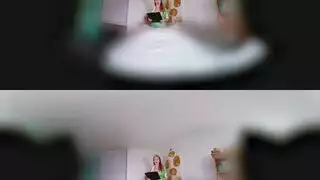 جنس في آر مجنون: فتاة مثارة تأخذ قضيبًا قاسيًا