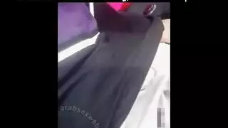 شرموطة بالحجاب تخرج بزازها و تطلب من حبيبها اقوى نيكة بزبه الجميل