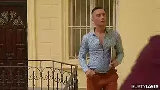 الأرملة المثيرة لا تقاوم قضيب مراهق صلب مشهد إباحي كامل
