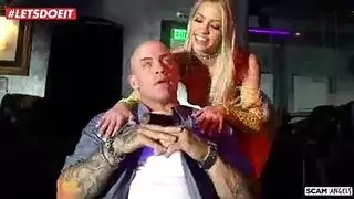 نكاح ثلاثي إباحي: حركة من الخلف مع أكل كس