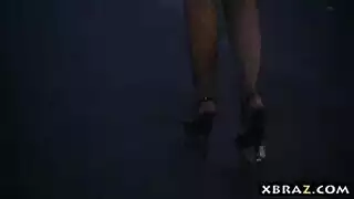 عاهرة عامة في الشبق تطالب بقضيب إباحي صارم من أجل مهبلها المتساقط