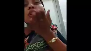 عمتي تلعب في كسها