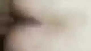 فتاة عربية ذات كس أملس تأخذ قضيبًا كبيرًا