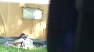 حفلة في المنتزه تؤدي لوضعية كلابية متحمسة في الظلام