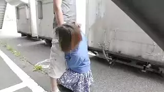 عاهرة مكتب يابانية تأخذ بورن قاسي في موقف السيارات