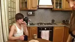 شهوة الأشقاء تتحول إلى نيك عائلي صريح