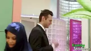 ثالوث محجبة مثيرة – مشهد عائلي إباحي صريح