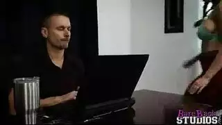 فتاة وقحة تحصل على مهبلها بقوة من عشيق أكبر سناً