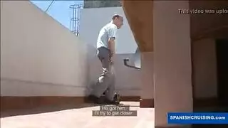 جلسة ضرب على الأريكة تجعل مراهقة سوداء جريئة تنفجر من المتعة