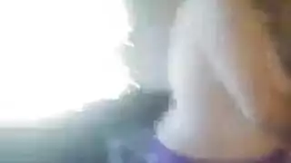 شعر كاندي الأحمر وجسم جينا الشاب في جنس جماعي صارم في الخارج