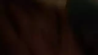 الزوج يشاهدها تُلمس وتُغطى من الرأس إلى القدمين